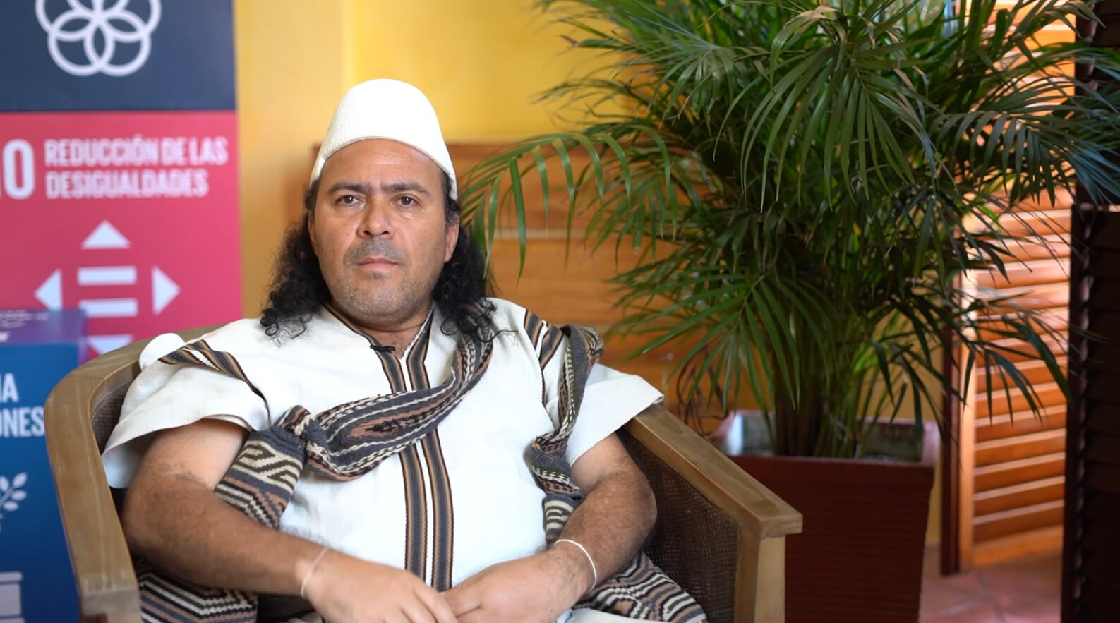 Kasokaku Busintana Mestre. Abogado y líder indígena del pueblo Arhuaco de Colombia.